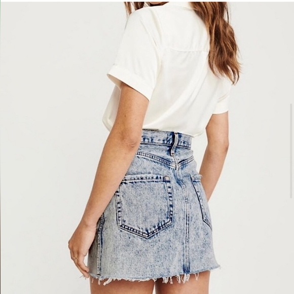 ABERCROMBIE & FITCH • Acid Stone Wash Natural Rise Denim Skirt Raw Hem Size 25 - Picture 2 of 16